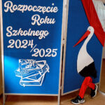 Tablica z napisem: rozpoczęcie roku szkolnego 2024/2025