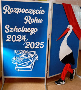 Tablica z napisem: rozpoczęcie roku szkolnego 2024/2025