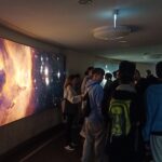 Uczniowie ZSZiP czekają na korytarzu na wejście do sali planetarium w Chorzowie