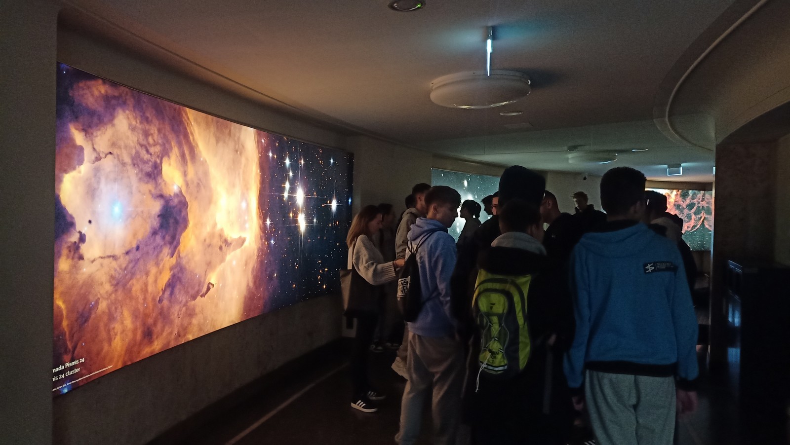 Uczniowie ZSZiP czekają na korytarzu na wejście do sali planetarium w Chorzowie