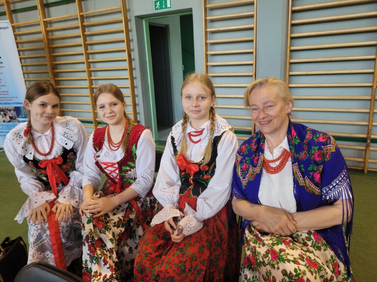 Dziewczyny i kobieta w góralskim stroju.