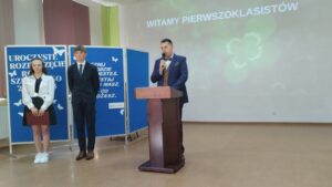 Uroczyste Rozpoczęcie Roku Szkolnego 2025/2026 - dyrektor przemawia