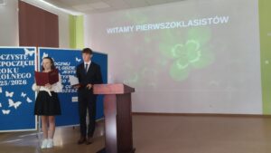 Prowadzący akademię z okazji Rozpoczęcia Roku Szkolnego 2025/2026
