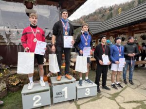 Uśmiechnięci uczniowie po biegach, każdy otrzymał pamiątkowy medal za udział a najlepsza 6 dyplomy.