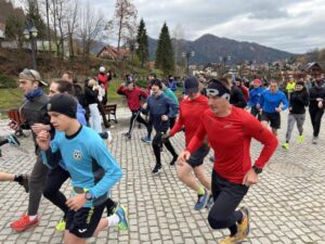Start biegu na 6 km, zawodnicy skupieni i skoncentrowani, aby zająć jak najlepsze miejsce.