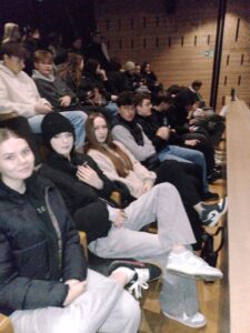 Młodzi siedzący w teatrze