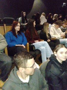 Młodzi ludzie siedzący w teatrze