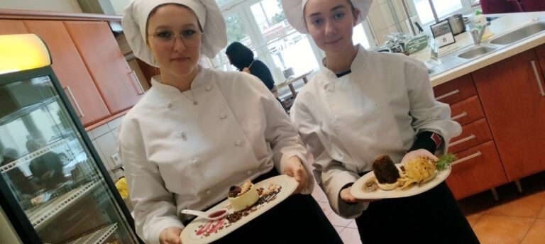 Dwoje młodych dziewczyn prezentuje swoją pracę konkursowa