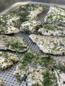 Ryba gotowana w piecu posypana ziołami