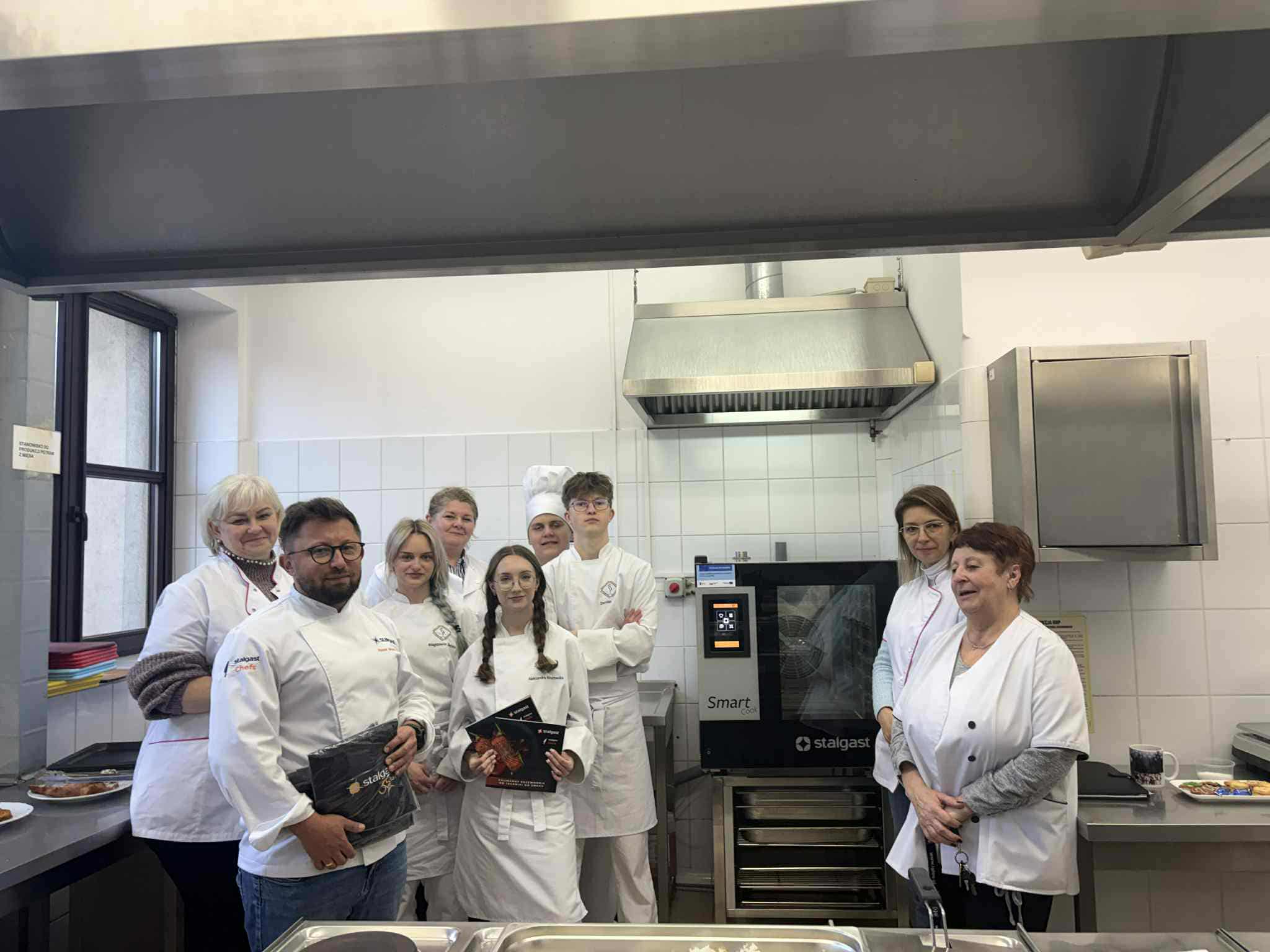 Grupa kucharzy i uczniów