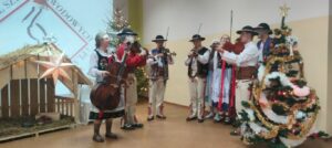 19 grudnia 2025 roku, po zakończeniu tradycyjnych klasowych wigilii społeczność ZSZiP w Krościenku nad Dunajcem wzięła udział w Jasełkach.