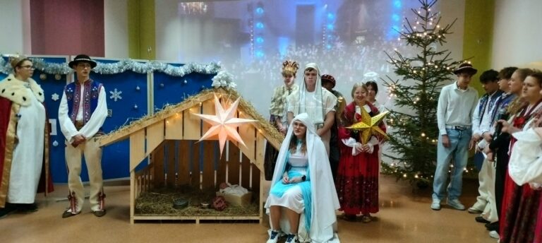 19 grudnia 2025 roku, po zakończeniu tradycyjnych klasowych wigilii społeczność ZSZiP w Krościenku nad Dunajcem wzięła udział w Jasełkach.