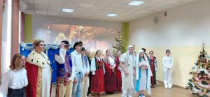 19 grudnia 2025 roku, po zakończeniu tradycyjnych klasowych wigilii społeczność ZSZiP w Krościenku nad Dunajcem wzięła udział w Jasełkach.