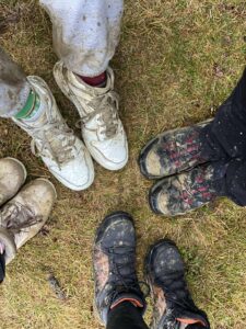 Widok na ubłocone buty