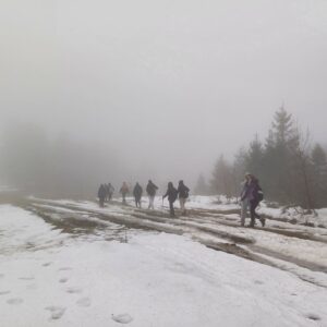 Grupa osób na zaśnieżonym szlaku