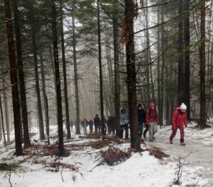 W ramach działalności szkolnego Koła Turystycznego „Bocian Trip” odbyło się kolejne wyjście górskie. Tym razem naszym celem była Mogielica – najwyższy szczyt Beskidu Wyspowego, wznoszący się na wysokość 1171 m n.p.m., należący do Korony Gór Polski.