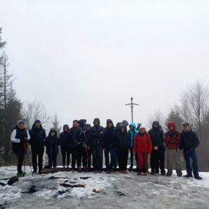 W ramach działalności szkolnego Koła Turystycznego „Bocian Trip” odbyło się kolejne wyjście górskie. Tym razem naszym celem była Mogielica – najwyższy szczyt Beskidu Wyspowego, wznoszący się na wysokość 1171 m n.p.m., należący do Korony Gór Polski.