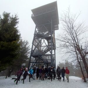 W ramach działalności szkolnego Koła Turystycznego „Bocian Trip” odbyło się kolejne wyjście górskie. Tym razem naszym celem była Mogielica – najwyższy szczyt Beskidu Wyspowego, wznoszący się na wysokość 1171 m n.p.m., należący do Korony Gór Polski.