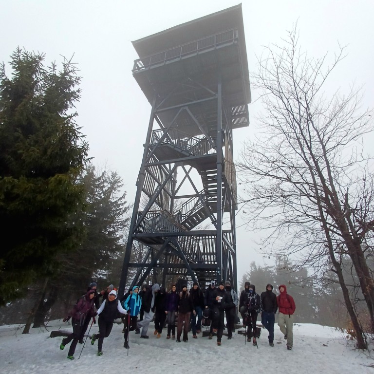 W ramach działalności szkolnego Koła Turystycznego „Bocian Trip” odbyło się kolejne wyjście górskie. Tym razem naszym celem była Mogielica – najwyższy szczyt Beskidu Wyspowego, wznoszący się na wysokość 1171 m n.p.m., należący do Korony Gór Polski.