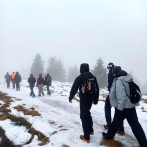 W ramach działalności szkolnego Koła Turystycznego „Bocian Trip” odbyło się kolejne wyjście górskie. Tym razem naszym celem była Mogielica – najwyższy szczyt Beskidu Wyspowego, wznoszący się na wysokość 1171 m n.p.m., należący do Korony Gór Polski.