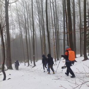 W ramach działalności szkolnego Koła Turystycznego „Bocian Trip” odbyło się kolejne wyjście górskie. Tym razem naszym celem była Mogielica – najwyższy szczyt Beskidu Wyspowego, wznoszący się na wysokość 1171 m n.p.m., należący do Korony Gór Polski.