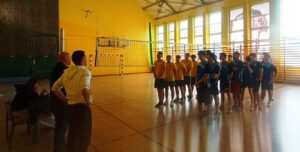 Zbiórka, przywitanie i omówienie zasad i przebiegu zawodów z piłki siatkowej.