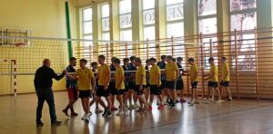 Zakończenie meczu. Wspólne przybijanie sobie piątek i podziękowanie za grę.