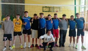 Wspólne zdjęcie chłopców po zawodach. Zmęczeni ale zadowoleni.