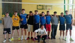 Wspólne grupowe zdjęcie po zawodach z piłki siatkowej.