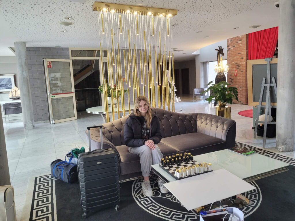 Uczennica na kanapie