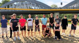 Wspólne pamiątkowe zdjęcie grupowe przed zawodami międzyklasowymi z piłki plażowej.