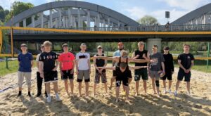 Wspólne pamiątkowe zdjęcie grupowe przed zawodami międzyklasowymi z piłki plażowej, ale w wersji weselszej.