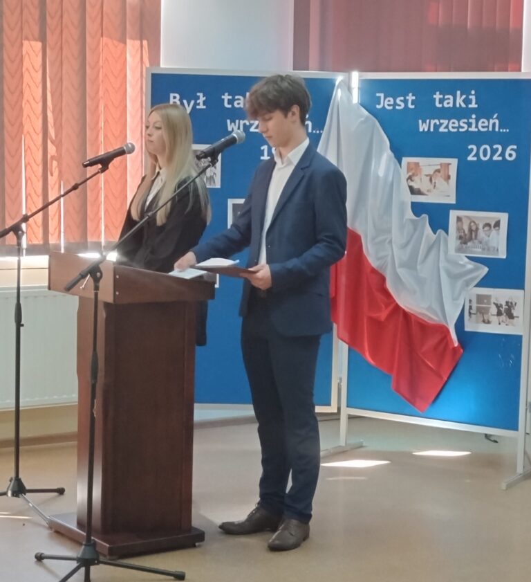 Dziewczyna i chłopak z flagą Polski